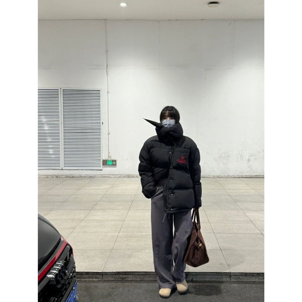 Vivienne Westwood 羽絨外套 圍巾外套最顯臉小 麵包外套 羽絨大衣 新款星球刺繡尖尖領設計寬松羽絨保暖舒-細節圖8