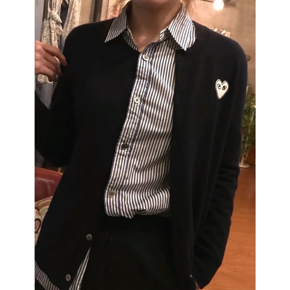 川久保玲play經典愛心刺繡針織羊絨混紡開襟衫 毛衣 小外套，經典版型碰上經典愛心刺繡，視覺上就感受到時尚的味道它的經典-細節圖3
