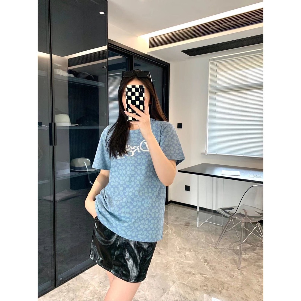 Coach滿印系列T恤，閉眼入基本款，隨意穿搭，怎麼穿都好看~~~輕奢品CP值高，設計越來越年輕化，消，胸前刺繡字母搭配-細節圖2