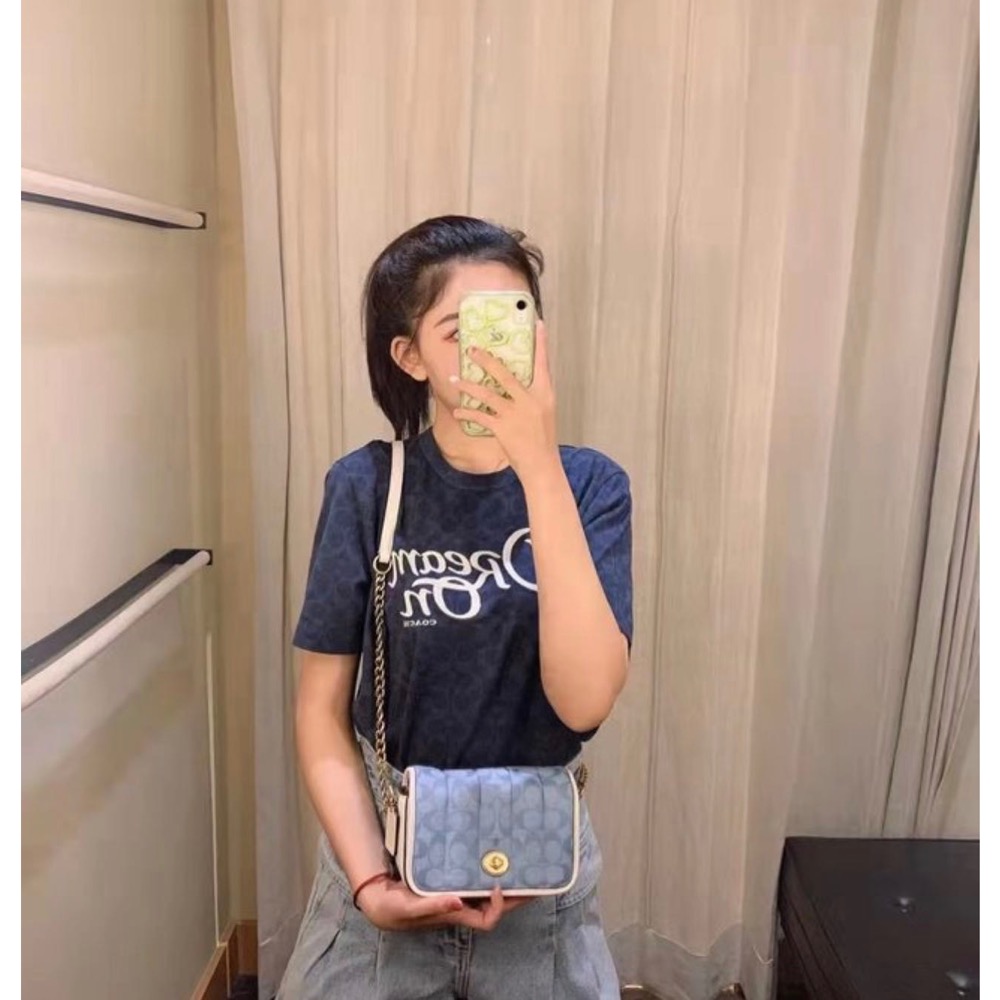 Coach滿印系列T恤，閉眼入基本款，隨意穿搭，怎麼穿都好看~~~輕奢品CP值高，設計越來越年輕化，消，胸前刺繡字母搭配-細節圖4