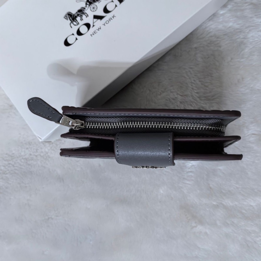 Coach皮夾 短夾 中夾 氣質奶灰 徽標壓經典老花 中款錢包 卡其色卡夾 卡包 拉鏈零錢包， 多卡位 氣質實用🌿-細節圖2