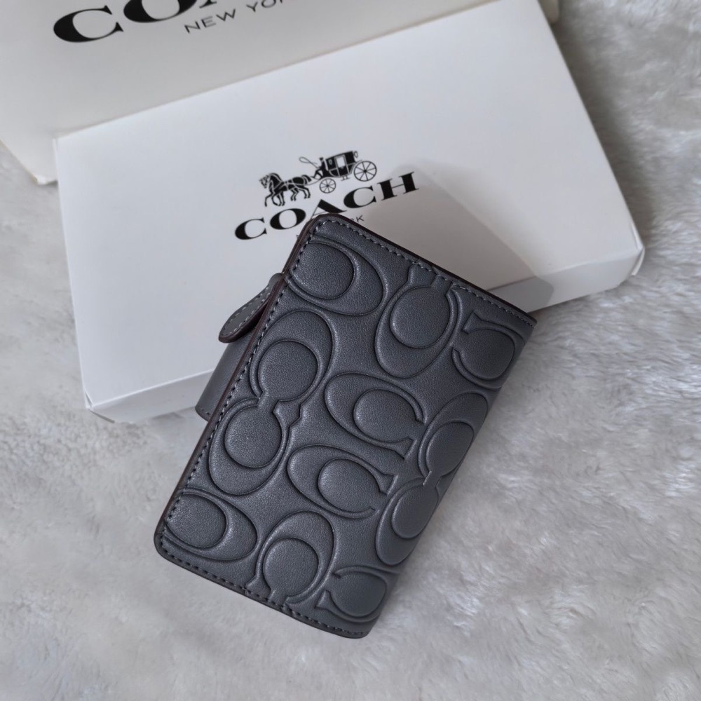 Coach皮夾 短夾 中夾 氣質奶灰 徽標壓經典老花 中款錢包 卡其色卡夾 卡包 拉鏈零錢包， 多卡位 氣質實用🌿-細節圖3