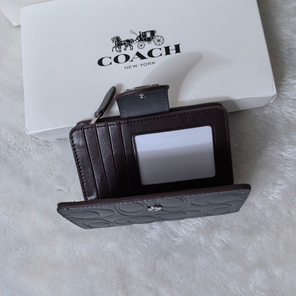 Coach皮夾 短夾 中夾 氣質奶灰 徽標壓經典老花 中款錢包 卡其色卡夾 卡包 拉鏈零錢包， 多卡位 氣質實用🌿-細節圖4