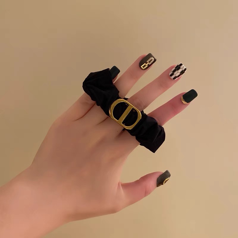 VIP漂亮贈品禮❤️ JDior CD 大腸圈 圈 髮夾 髮飾 高級感頭飾 相當實用又美！精緻輕奢金屬 手鍊頭繩 丸子頭髮-細節圖4