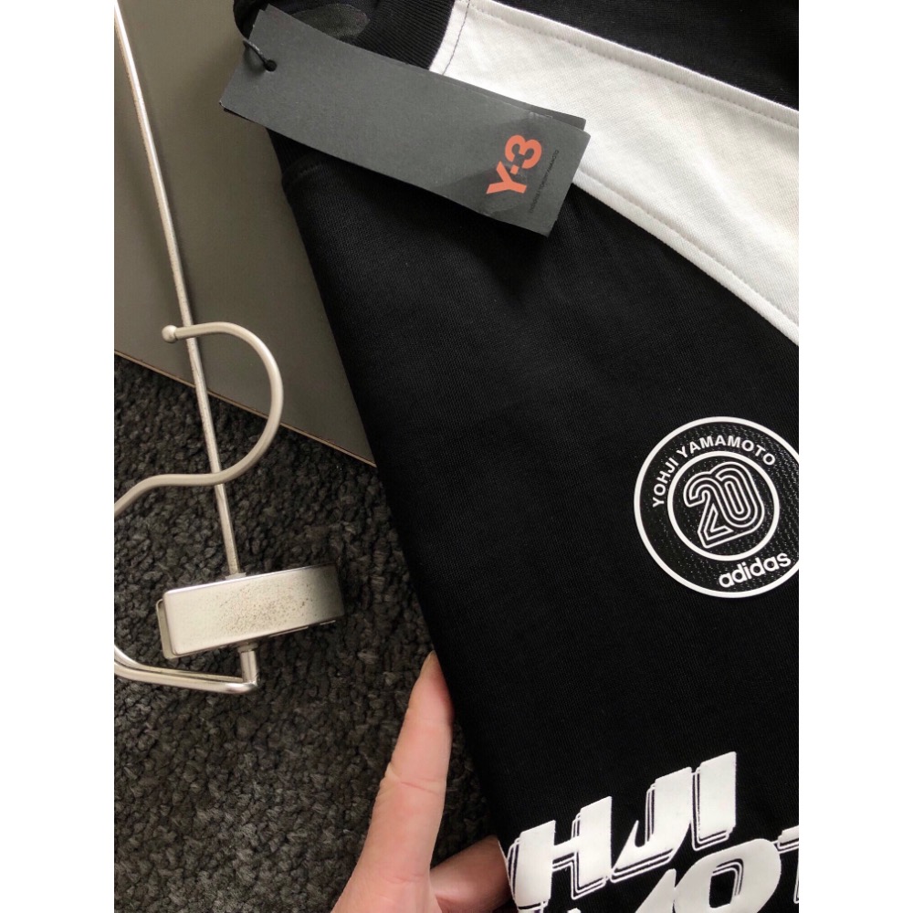 Y3 T恤 上衣 ，頂級黑白拼接款印花融合潮牌闊版短袖，潮流百搭頂級經典短袖潮時尚，無論是上身舒適度還是都是無可比擬的存-細節圖3