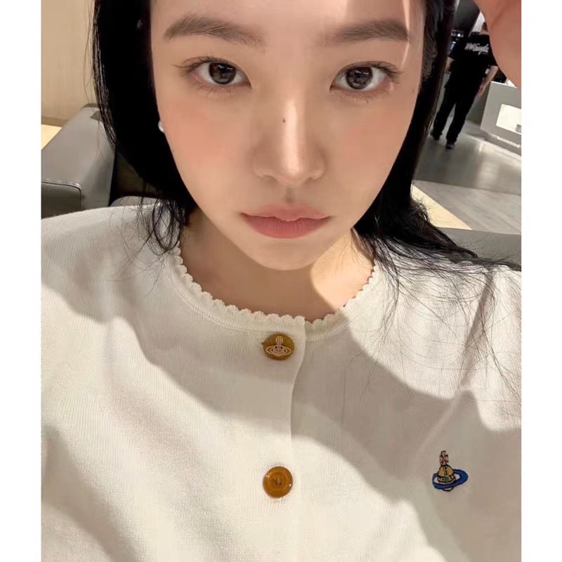 Vivienne Westwood 針織外套 小外套 土星刺繡短款甜美花邊領長袖針織衫開襟衫 英倫好氣質 三色  一個源-細節圖3