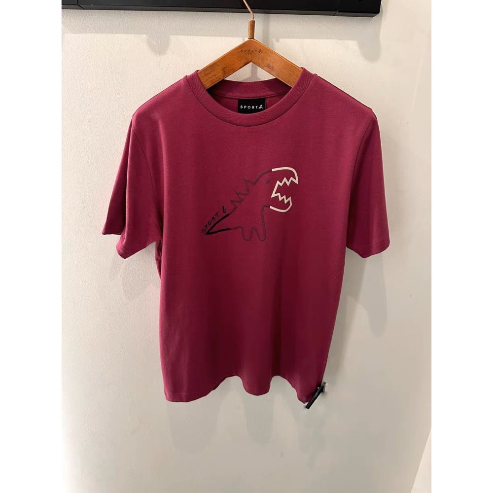 Agnes  b 上衣 短袖 T恤 恐龍系列 好氣質 這種純綿非常舒服好穿 單穿內搭都百搭實穿 會常常穿到的！男款  款-細節圖2