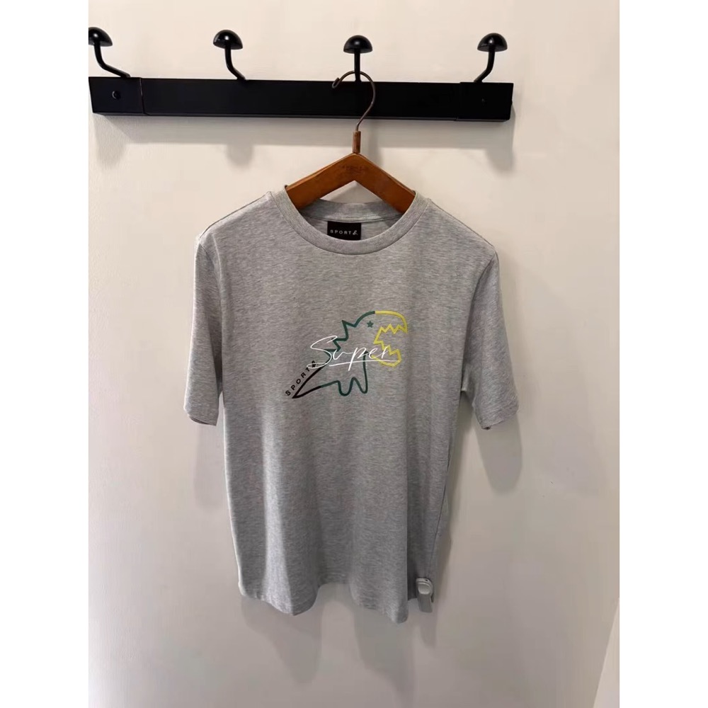 Agnes  b 上衣 短袖 T恤 恐龍系列 好氣質 這種純綿非常舒服好穿 單穿內搭都百搭實穿 會常常穿到的！男款  款-細節圖3