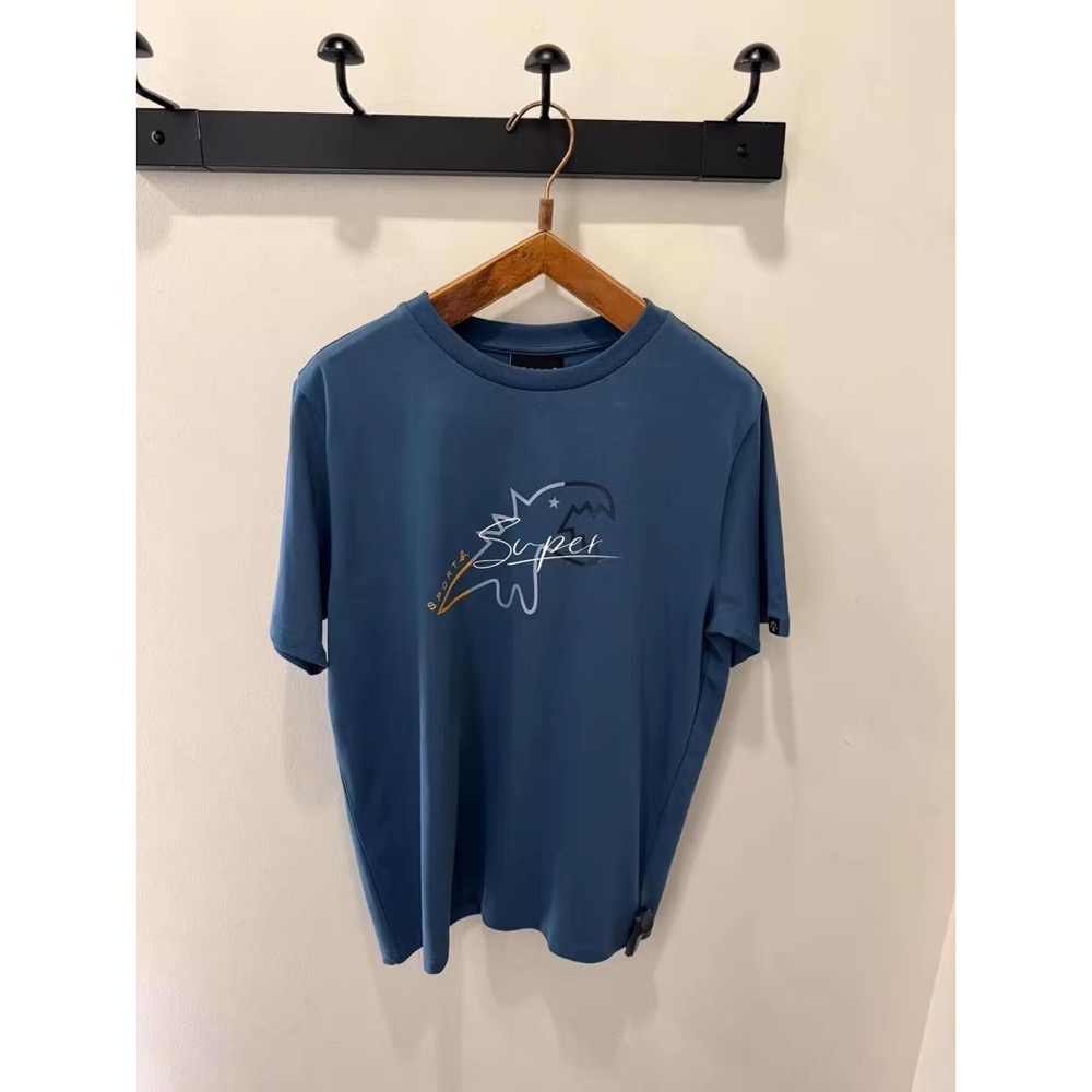 Agnes  b 上衣 短袖 T恤 恐龍系列 好氣質 這種純綿非常舒服好穿 單穿內搭都百搭實穿 會常常穿到的！男款  款-細節圖4