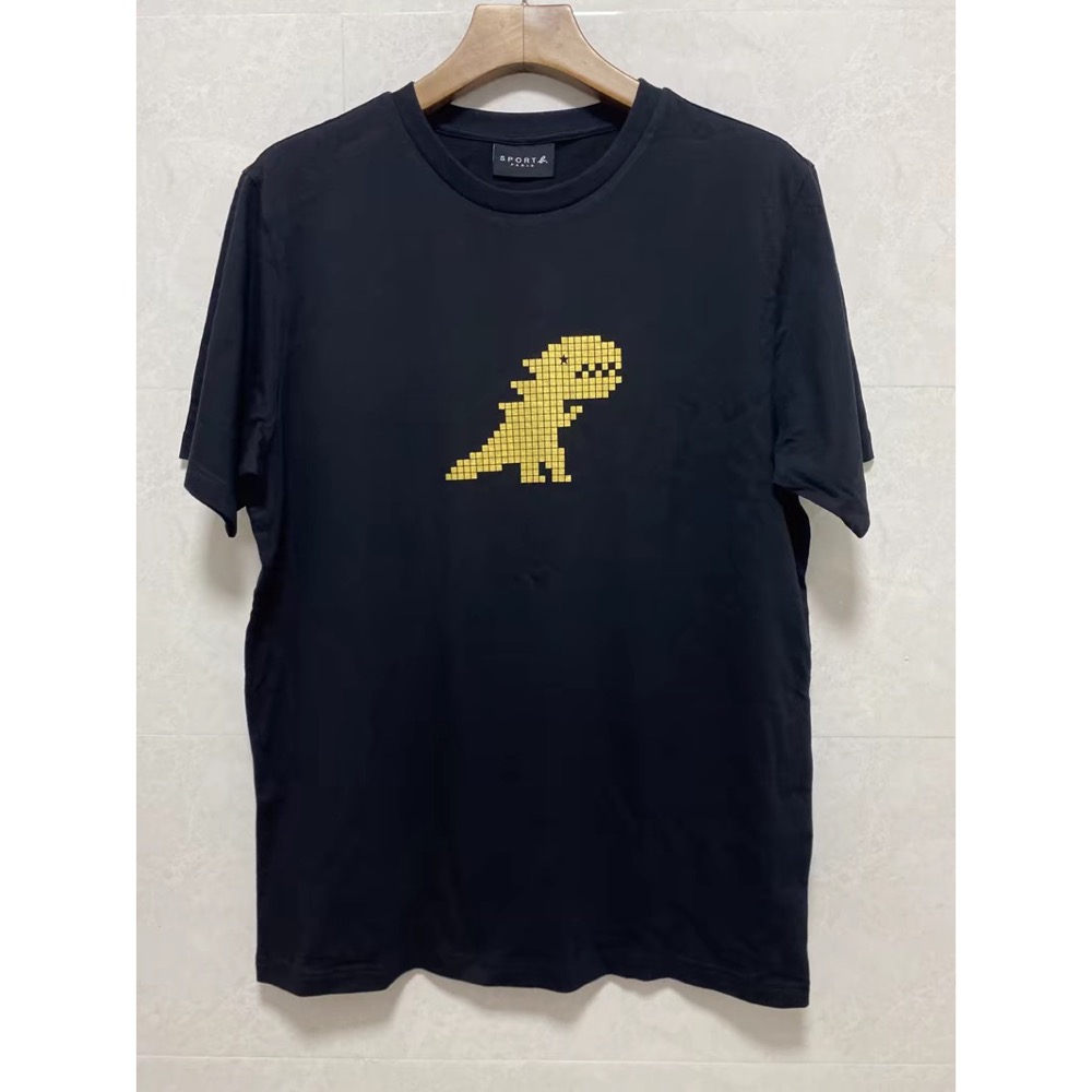 Agnes  b 上衣 短袖 T恤 恐龍系列 好氣質 這種純綿非常舒服好穿 單穿內搭都百搭實穿 會常常穿到的！男款  款-細節圖8