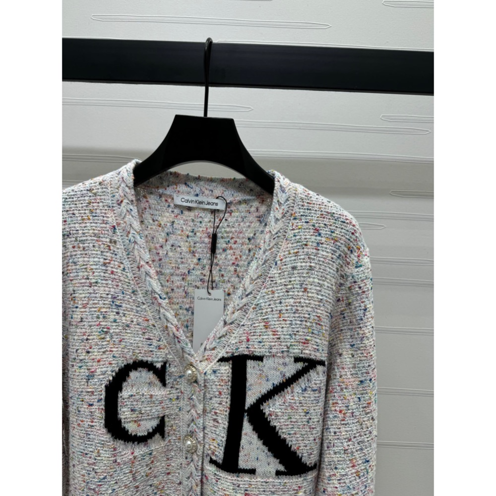 CK修身外套 結子紗V領針織外套 復古立體彩色結子紗線 重工高密的編織工藝 下擺V口設計顯得不再千篇一律，超有氣質超好看-細節圖2