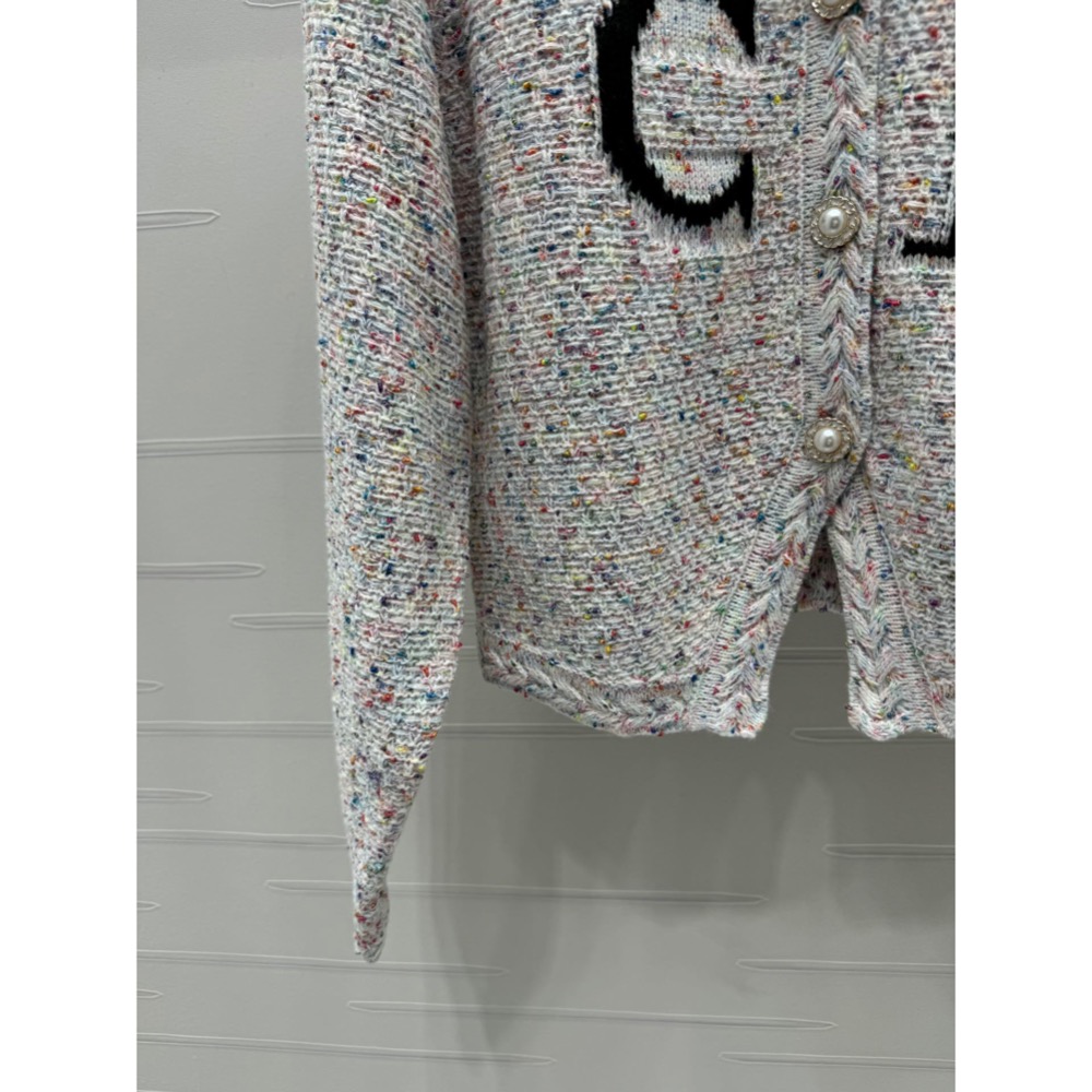 CK修身外套 結子紗V領針織外套 復古立體彩色結子紗線 重工高密的編織工藝 下擺V口設計顯得不再千篇一律，超有氣質超好看-細節圖3