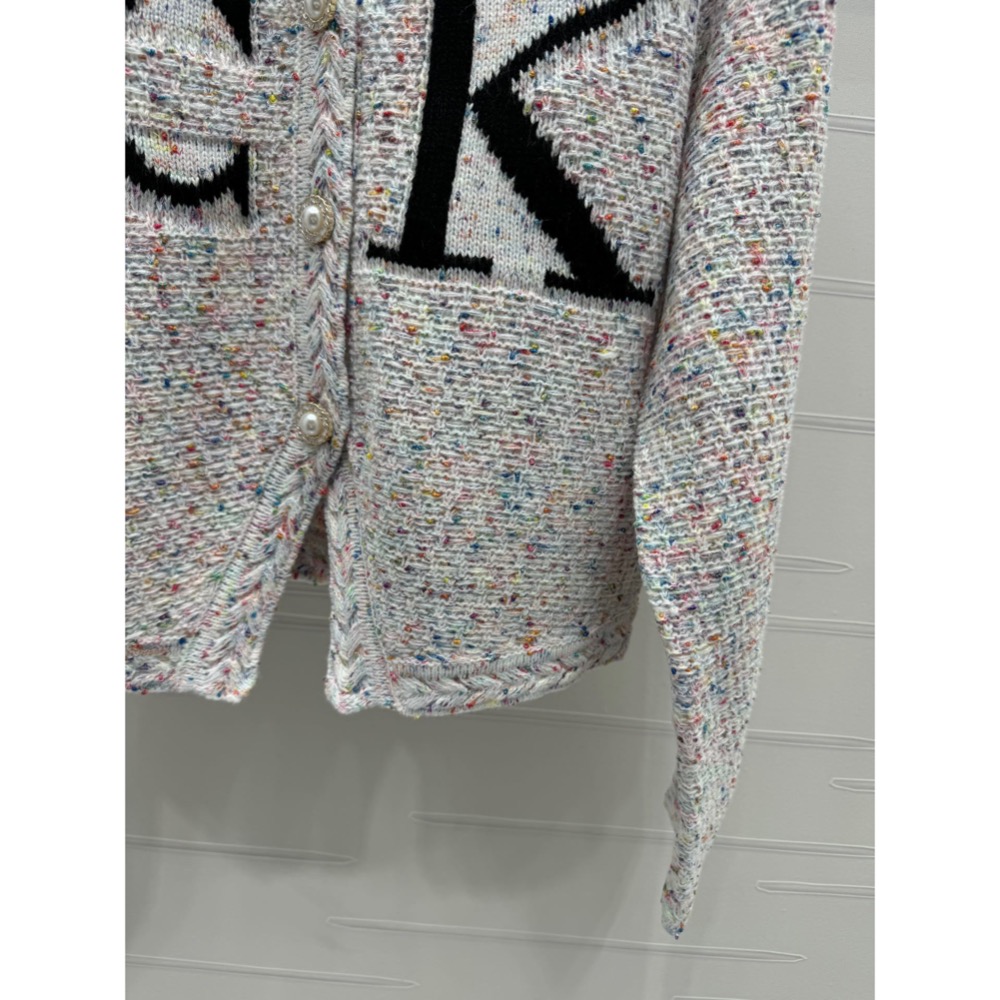 CK修身外套 結子紗V領針織外套 復古立體彩色結子紗線 重工高密的編織工藝 下擺V口設計顯得不再千篇一律，超有氣質超好看-細節圖4