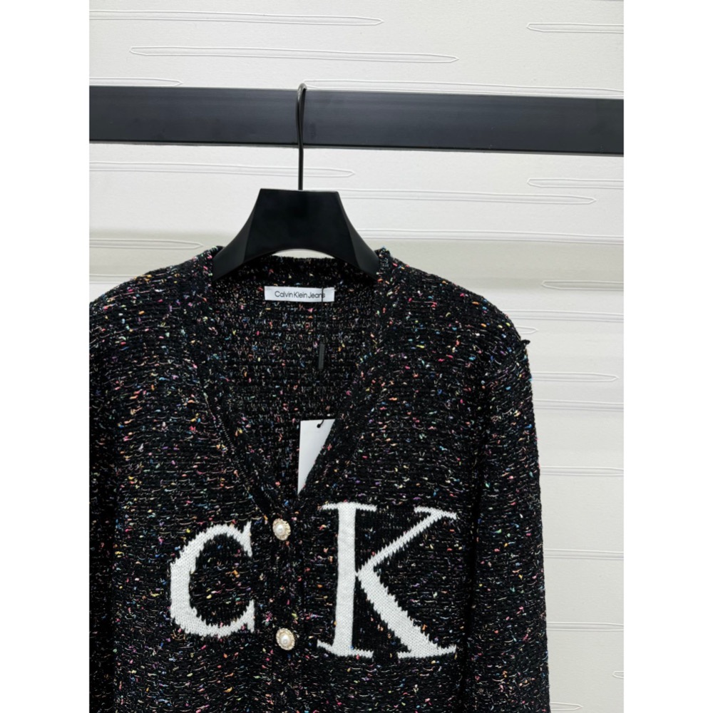 CK修身外套 結子紗V領針織外套 復古立體彩色結子紗線 重工高密的編織工藝 下擺V口設計顯得不再千篇一律，超有氣質超好看-細節圖7