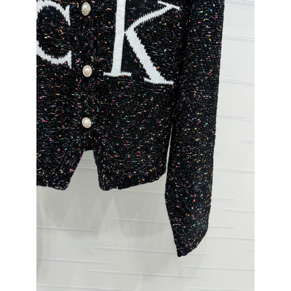 CK修身外套 結子紗V領針織外套 復古立體彩色結子紗線 重工高密的編織工藝 下擺V口設計顯得不再千篇一律，超有氣質超好看-細節圖9