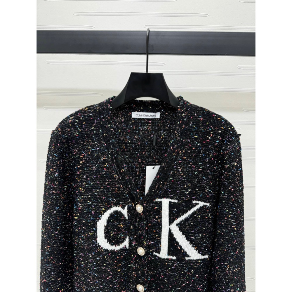 CK修身外套 結子紗V領針織外套 復古立體彩色結子紗線 重工高密的編織工藝 下擺V口設計顯得不再千篇一律，超有氣質超好看-細節圖11