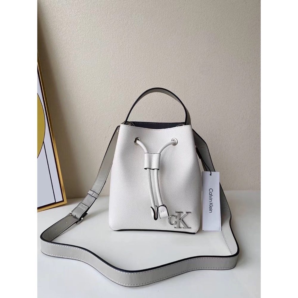 CK 水桶包手提包單肩包肩背包，經典金屬LOGO可卸肩帶抽繩斜挎包，實用好氣質，時尚百搭精品。  ✔️國際運送約十幾天，可-細節圖2