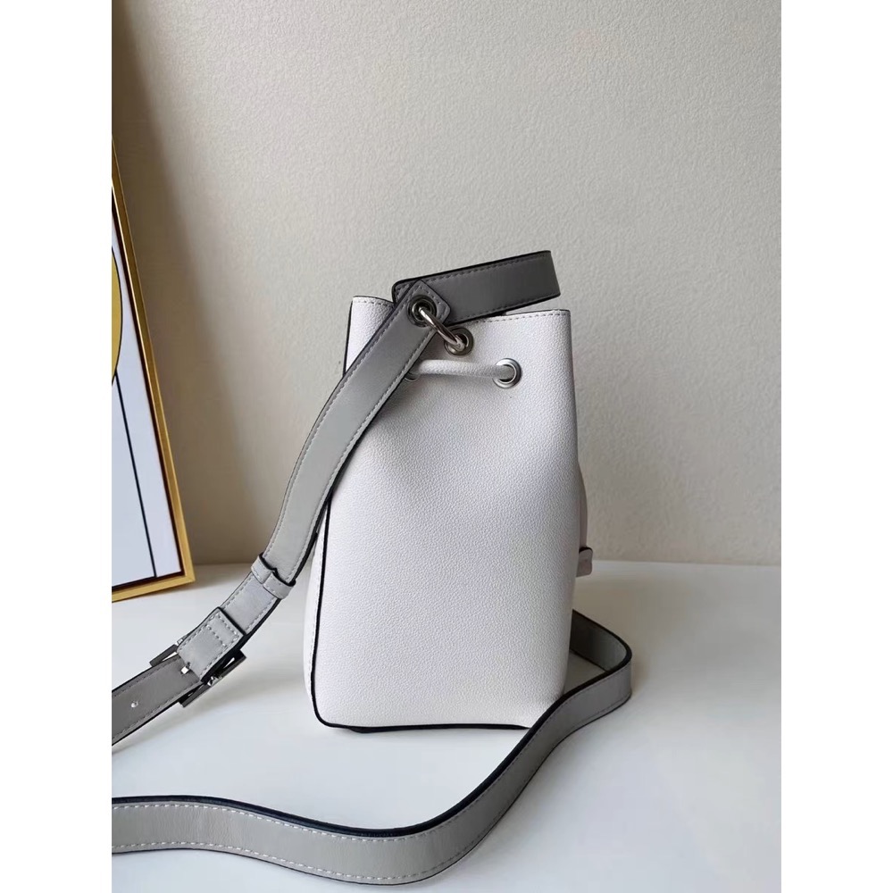 CK 水桶包手提包單肩包肩背包，經典金屬LOGO可卸肩帶抽繩斜挎包，實用好氣質，時尚百搭精品。  ✔️國際運送約十幾天，可-細節圖4