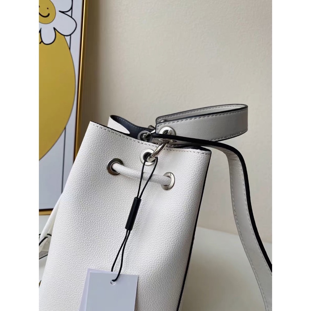 CK 水桶包手提包單肩包肩背包，經典金屬LOGO可卸肩帶抽繩斜挎包，實用好氣質，時尚百搭精品。  ✔️國際運送約十幾天，可-細節圖6