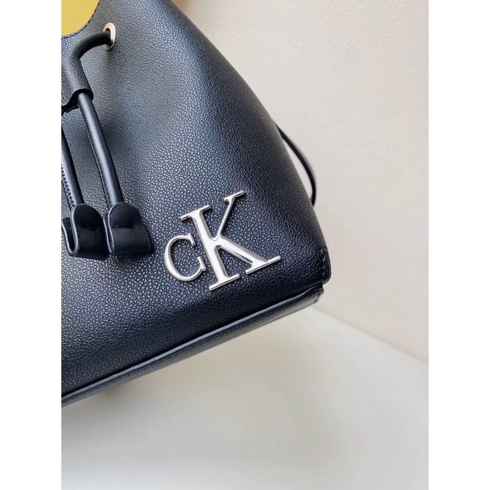 CK 水桶包手提包單肩包肩背包，經典金屬LOGO可卸肩帶抽繩斜挎包，實用好氣質，時尚百搭精品。  ✔️國際運送約十幾天，可-細節圖8