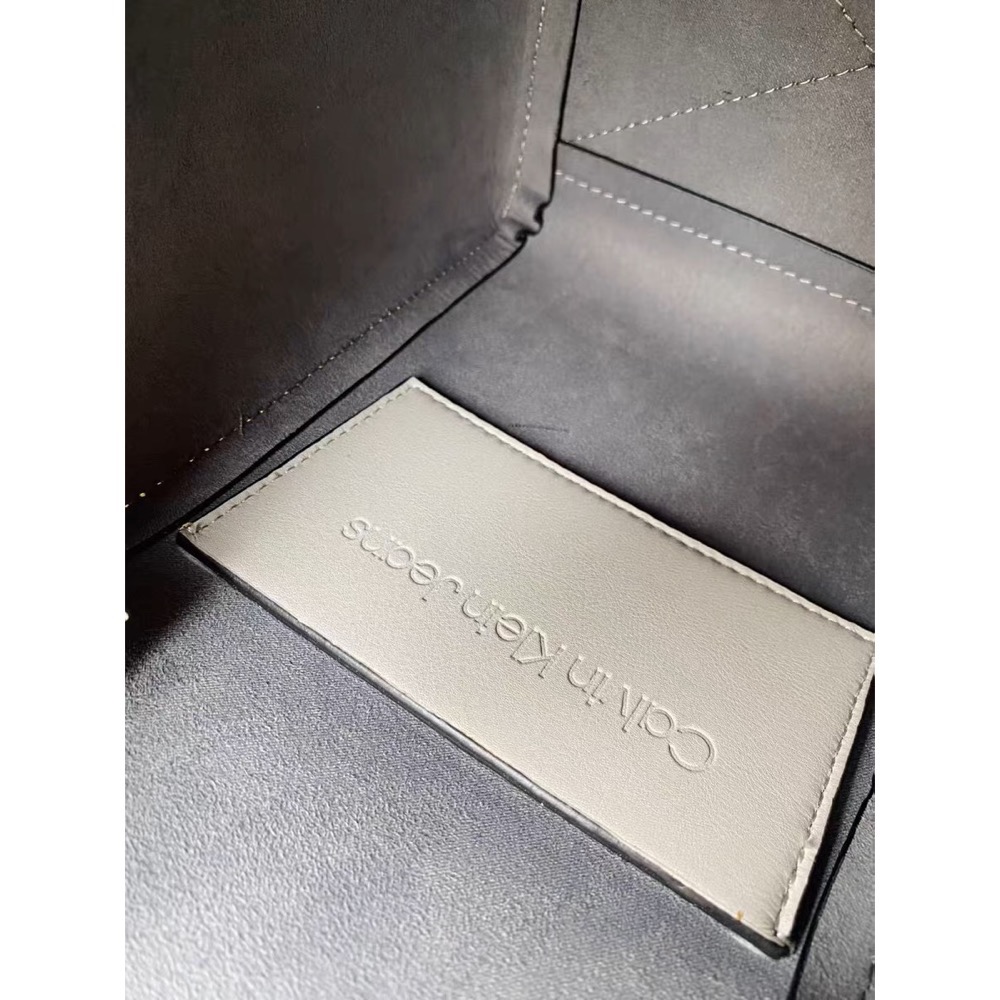 CK 水桶包手提包單肩包肩背包，經典金屬LOGO可卸肩帶抽繩斜挎包，實用好氣質，時尚百搭精品。  ✔️國際運送約十幾天，可-細節圖9