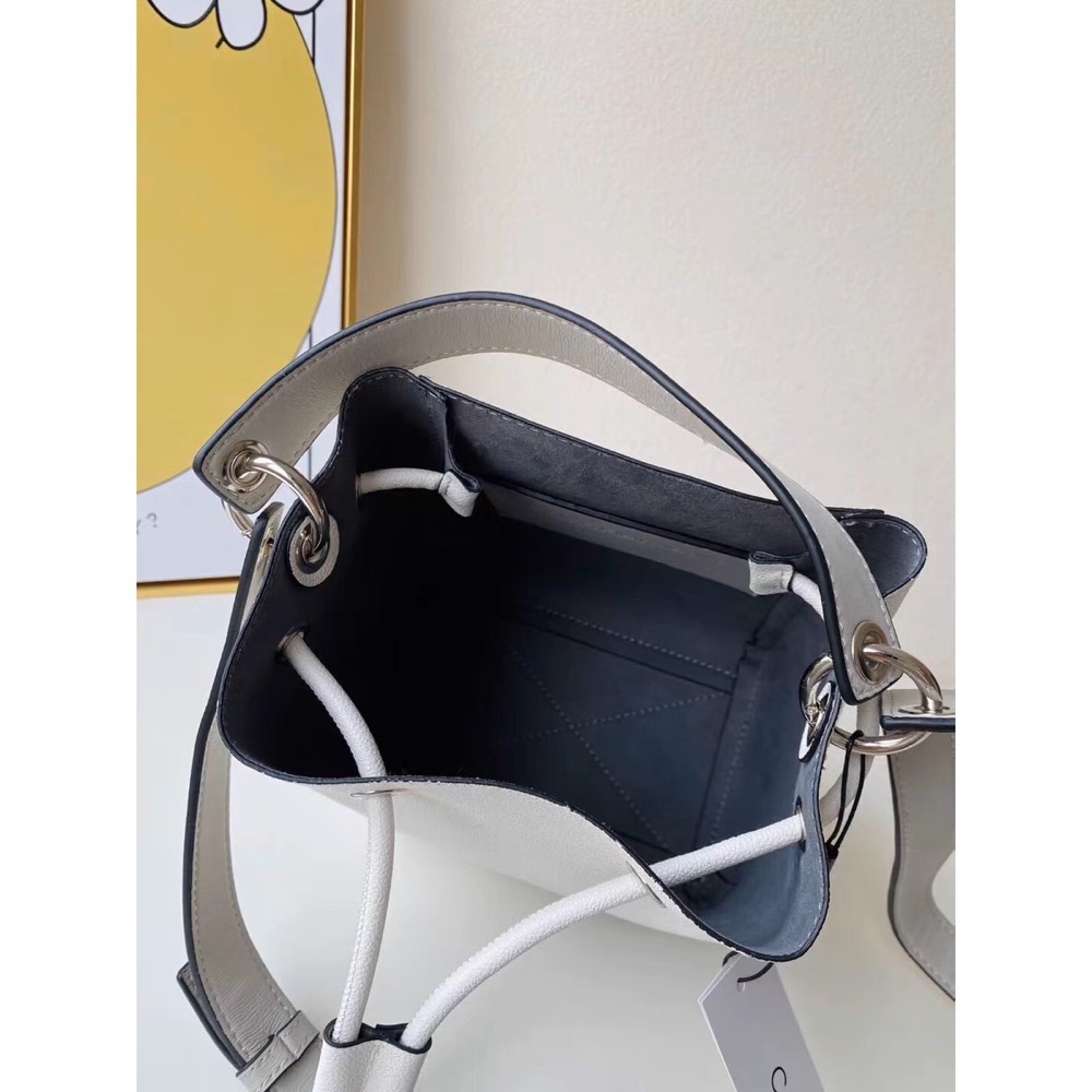 CK 水桶包手提包單肩包肩背包，經典金屬LOGO可卸肩帶抽繩斜挎包，實用好氣質，時尚百搭精品。  ✔️國際運送約十幾天，可-細節圖10