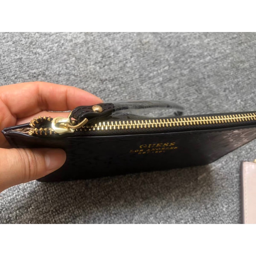 Guess 經典印花字母手机包零钱包手提包手挽包皮夾手拿包 經典老花好氣質 實用🌿  ✔️國際運送約十幾天，可以等待再下單-細節圖8
