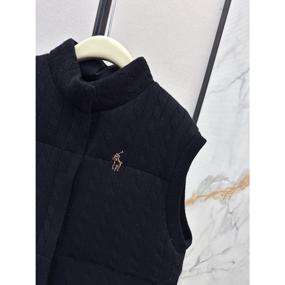 RL polo 立領羽絨外套 背心 馬甲 輕盈保暖麻花休閒美式穿搭  logo胸針圖案絎縫羽絨馬甲 壓線格工藝 經典H版-細節圖9