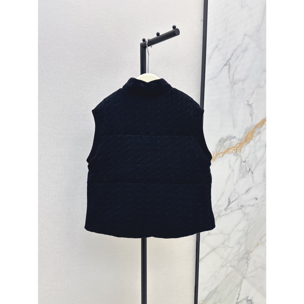 RL polo 立領羽絨外套 背心 馬甲 輕盈保暖麻花休閒美式穿搭  logo胸針圖案絎縫羽絨馬甲 壓線格工藝 經典H版-細節圖11