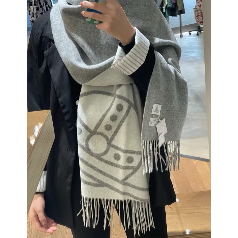 Vivienne Westwood 圍巾 披肩 土星羊絨流蘇圍巾🧣雙面提花 雙面可以用 真的又暖又好看 不僅是圍巾 還-細節圖9