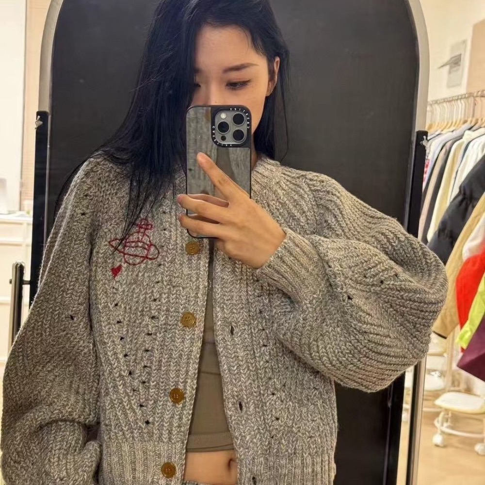 溫柔系🌿Vivienne Westwood 毛衣外套 小外套 法式勾花土星刺繡毛衣外套 針織開襟衫 經典土星刺繡 氣質-細節圖2