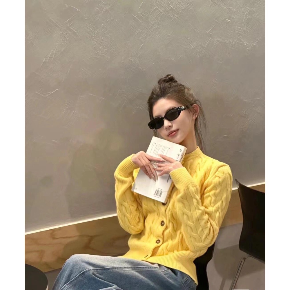 奶呼呼🌿RL 針織外套 小外套 毛衣外套 針織開襟衫 白色毛衣 太溫柔啦 真的太愛軟軟糯糯的 毛衣啦 羊毛麻花毛衣摸起-細節圖2