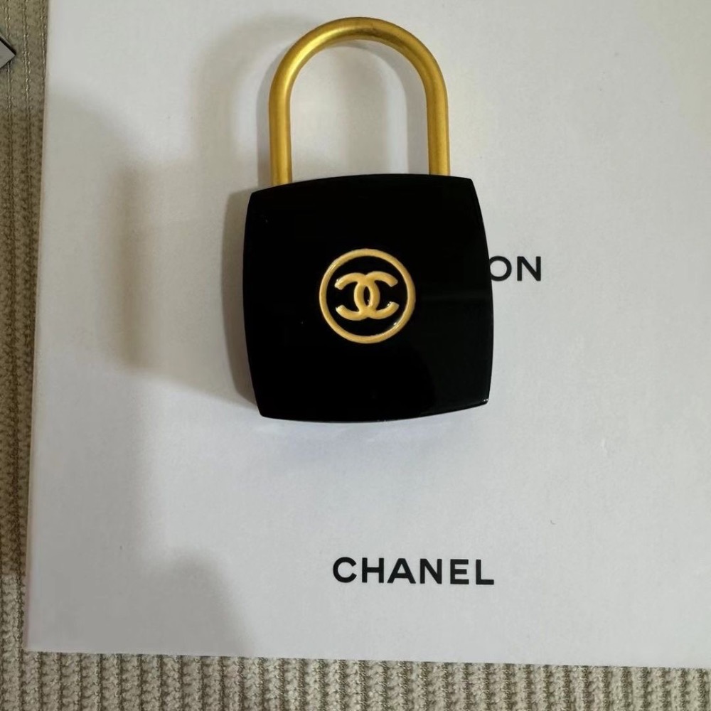 Chanel 香奈兒鑰匙鎖扣掛件 VIP積分贈品禮 N5絲帶掛件鑰匙扣吊飾掛飾 精緻漂亮 禮盒伴手禮情人節情侶創意禮物擺-細節圖2
