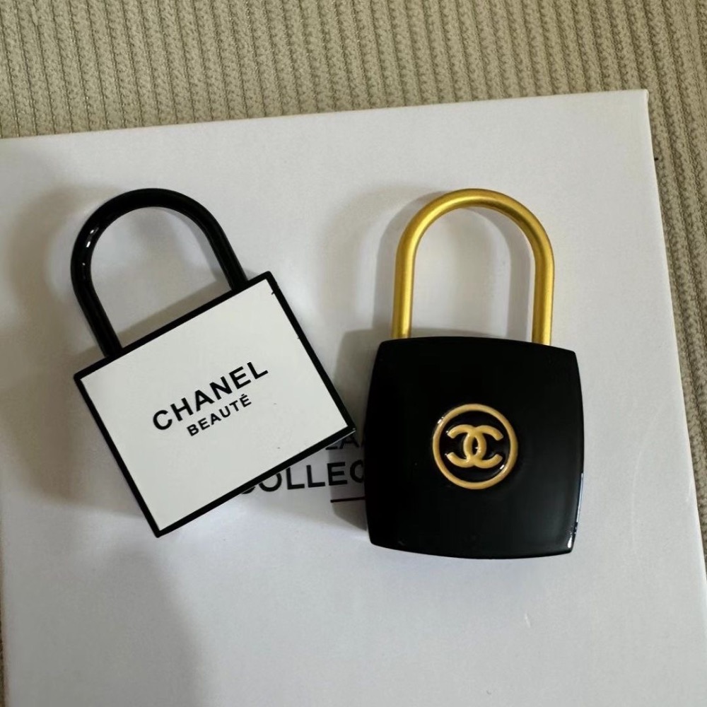 Chanel 香奈兒鑰匙鎖扣掛件 VIP積分贈品禮 N5絲帶掛件鑰匙扣吊飾掛飾 精緻漂亮 禮盒伴手禮情人節情侶創意禮物擺-細節圖3