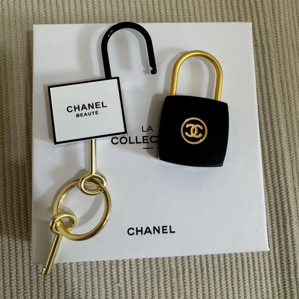Chanel 香奈兒鑰匙鎖扣掛件 VIP積分贈品禮 N5絲帶掛件鑰匙扣吊飾掛飾 精緻漂亮 禮盒伴手禮情人節情侶創意禮物擺-細節圖4
