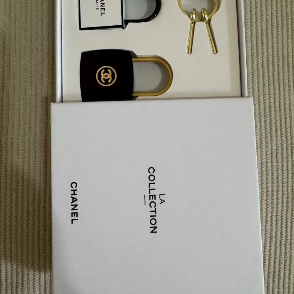 Chanel 香奈兒鑰匙鎖扣掛件 VIP積分贈品禮 N5絲帶掛件鑰匙扣吊飾掛飾 精緻漂亮 禮盒伴手禮情人節情侶創意禮物擺-細節圖5