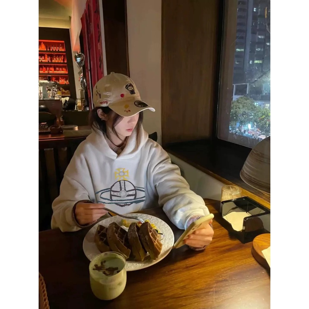 Vivienne Westwood 大學T 長袖T 連帽T恤 衛衣，好氣質！經典基礎土星，運動圓領衛衣，百搭！優雅也元氣-細節圖4