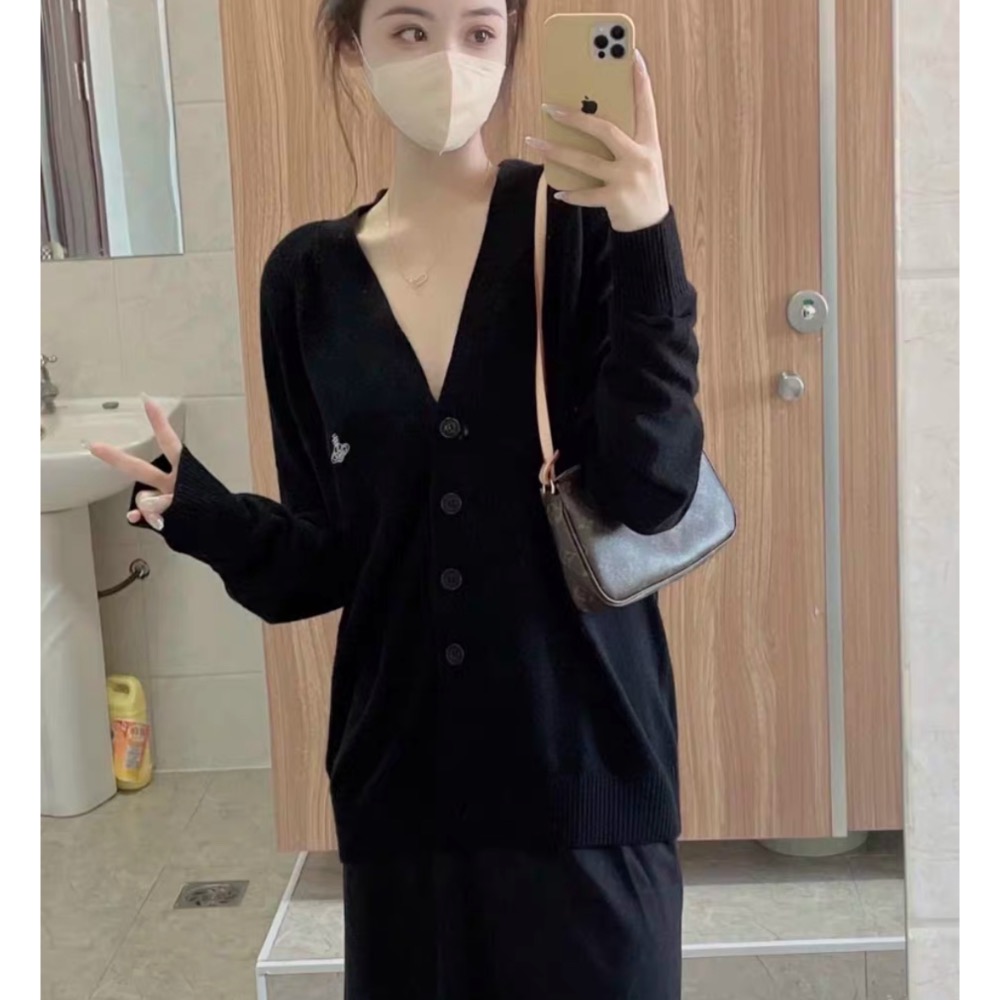 Vivienne Westwood 針織外套 毛衣外套  V領開襟衫針織毛衣外套 土星logo針織羊毛含羊絨所以軟糯 好-細節圖2