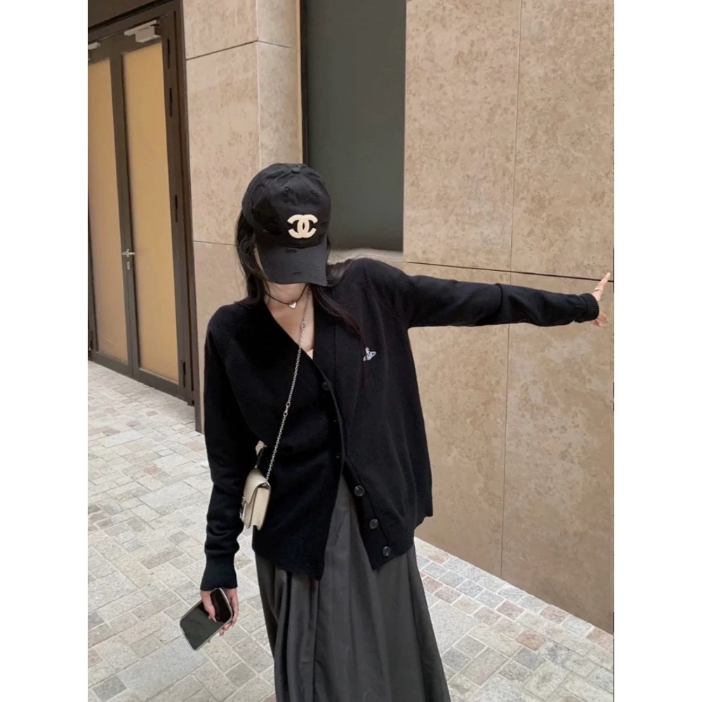 Vivienne Westwood 針織外套 毛衣外套  V領開襟衫針織毛衣外套 土星logo針織羊毛含羊絨所以軟糯 好-細節圖3