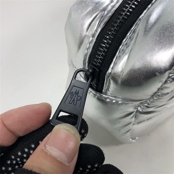 Moncler VIP禮 手拿包 化粧包 收納包 稀有香水贈禮大容量羽絨收納洗漱便捷化妝包  ✔️國際運送約十幾天，可以-細節圖7