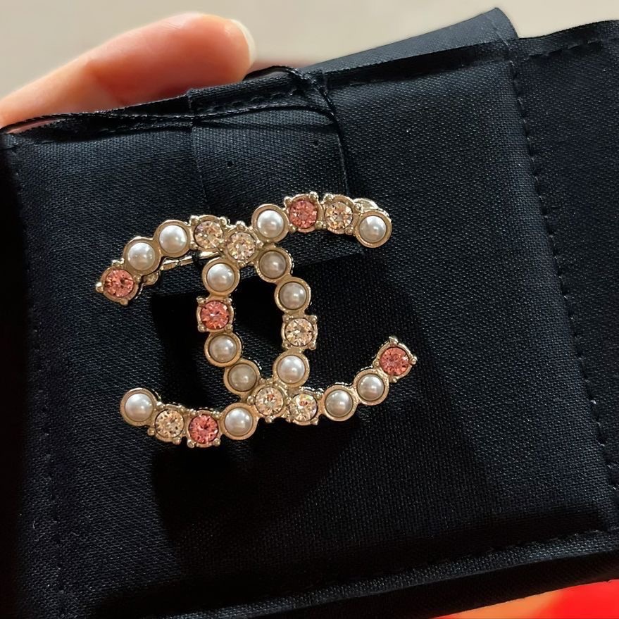 Chanel 香奈兒 VIP積分贈品禮 粉紅彩鑽胸針氣質經典時尚配飾網紅別針胸針 服裝配飾 百搭好氣質 字母胸針 高級輕-細節圖2