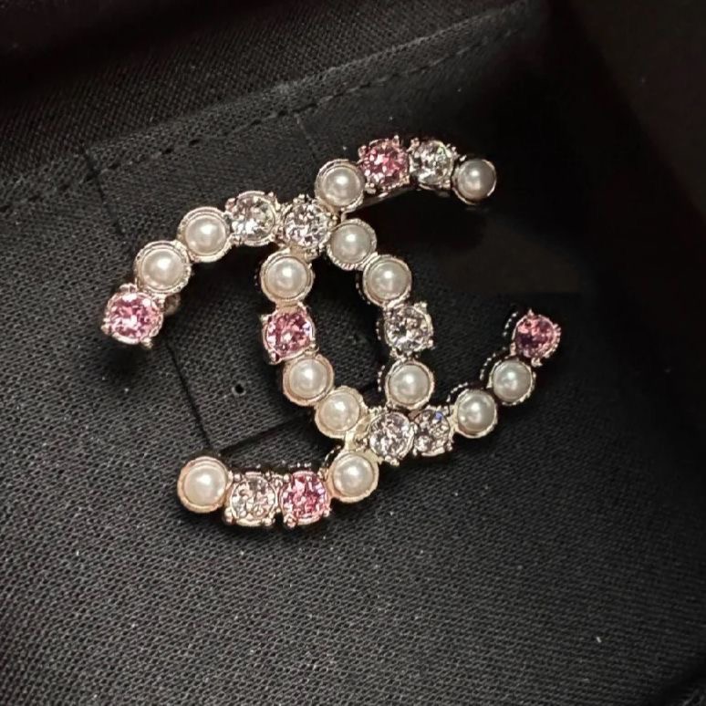 Chanel 香奈兒 VIP積分贈品禮 粉紅彩鑽胸針氣質經典時尚配飾網紅別針胸針 服裝配飾 百搭好氣質 字母胸針 高級輕-細節圖3