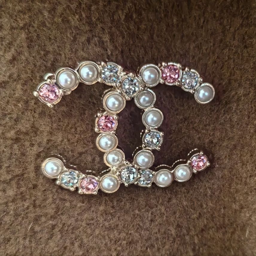 Chanel 香奈兒 VIP積分贈品禮 粉紅彩鑽胸針氣質經典時尚配飾網紅別針胸針 服裝配飾 百搭好氣質 字母胸針 高級輕-細節圖4