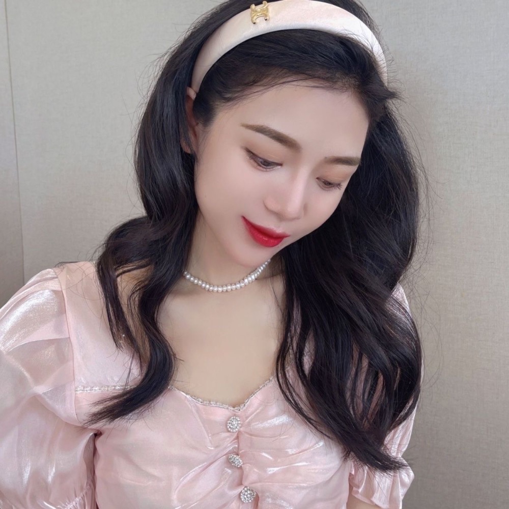 Celine凱旋門 髮箍髮飾 法式高級緞面寬邊發箍 美妝贈品vip漂亮禮 簡單就高級 雙c皮發箍 氣質百搭 寬邊小羊皮發-細節圖3