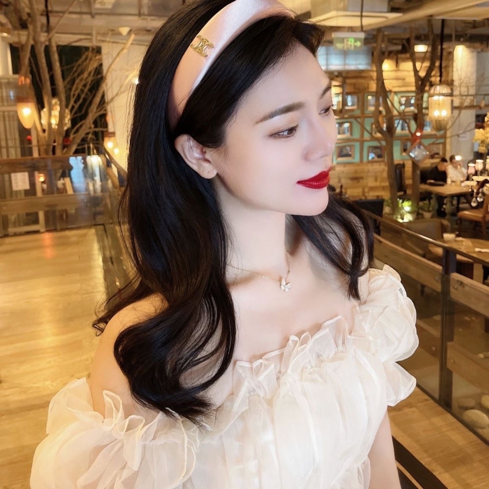 Celine凱旋門 髮箍髮飾 法式高級緞面寬邊發箍 美妝贈品vip漂亮禮 簡單就高級 雙c皮發箍 氣質百搭 寬邊小羊皮發-細節圖4
