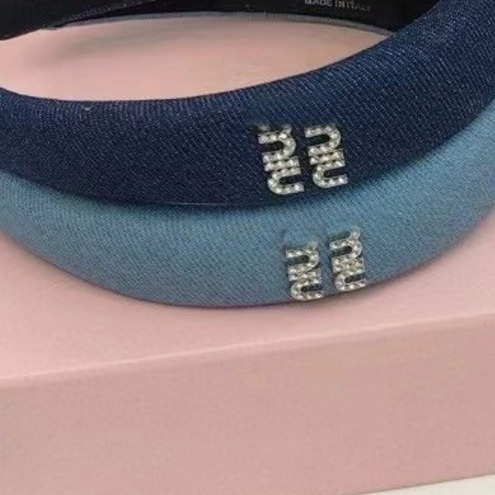 Miu Miu 髮箍髮飾 美妝贈品vip漂亮禮 簡單就高級 字母水鑽發箍 氣質百搭 寬邊小羊皮發箍 母親節 情人節 交換-細節圖2