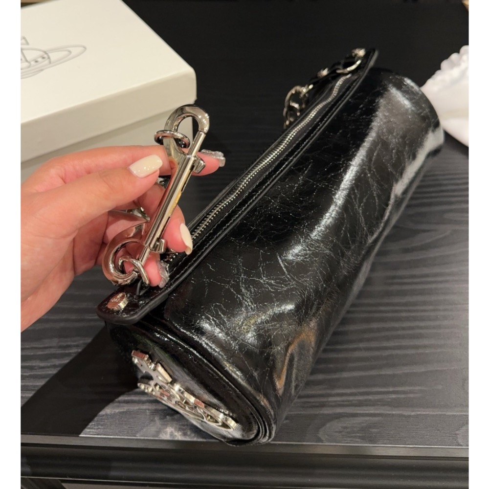酷優雅Vivienne Westwood 單肩包肩背包土星腋下包 復古優雅 滿滿的高級感 大小適中 休閒正裝皆可輕鬆駕馭-細節圖4