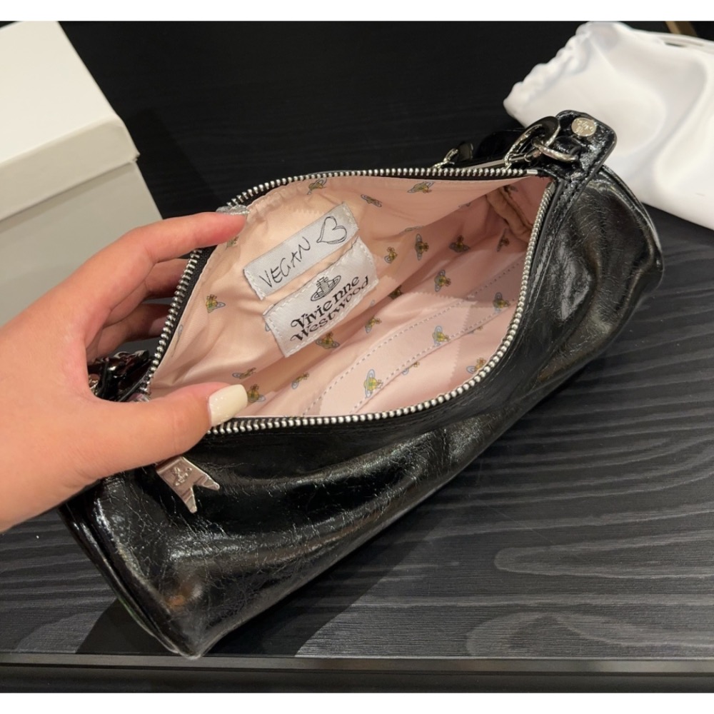 酷優雅Vivienne Westwood 單肩包肩背包土星腋下包 復古優雅 滿滿的高級感 大小適中 休閒正裝皆可輕鬆駕馭-細節圖5