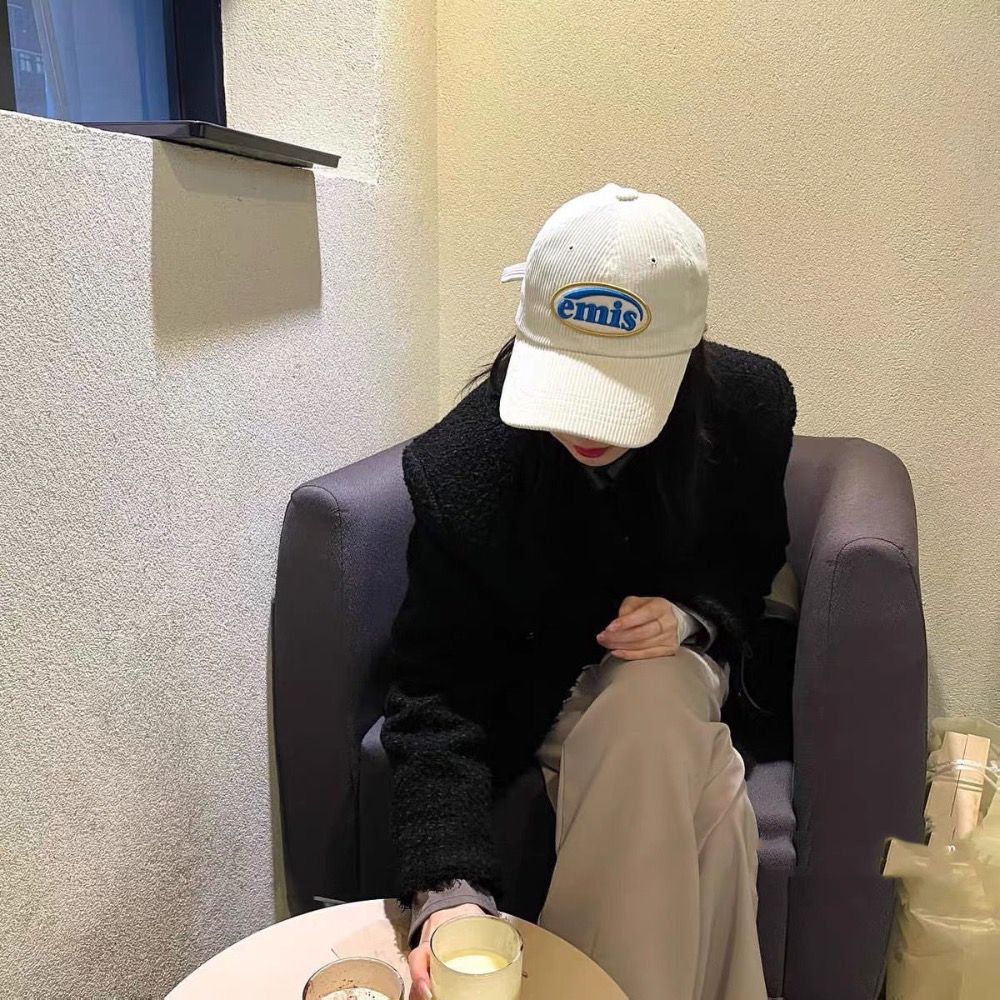 很仙！韓國emis棒球帽鴨舌帽棒球帽遮陽帽老帽 百搭！燈芯絨字母刺繡軟頂經典款棒球帽彩標寬帽檐。  不負眾望，做出了它該-細節圖6