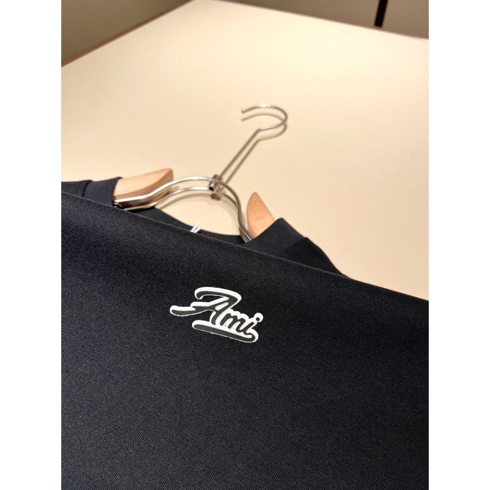 AMI 套裝 T恤 短褲 五分褲  男女同款👫休閒套裝，既經典有時尚百搭，誰不愛啊，將經典再次展現，非常的耐看，自帶低-細節圖4